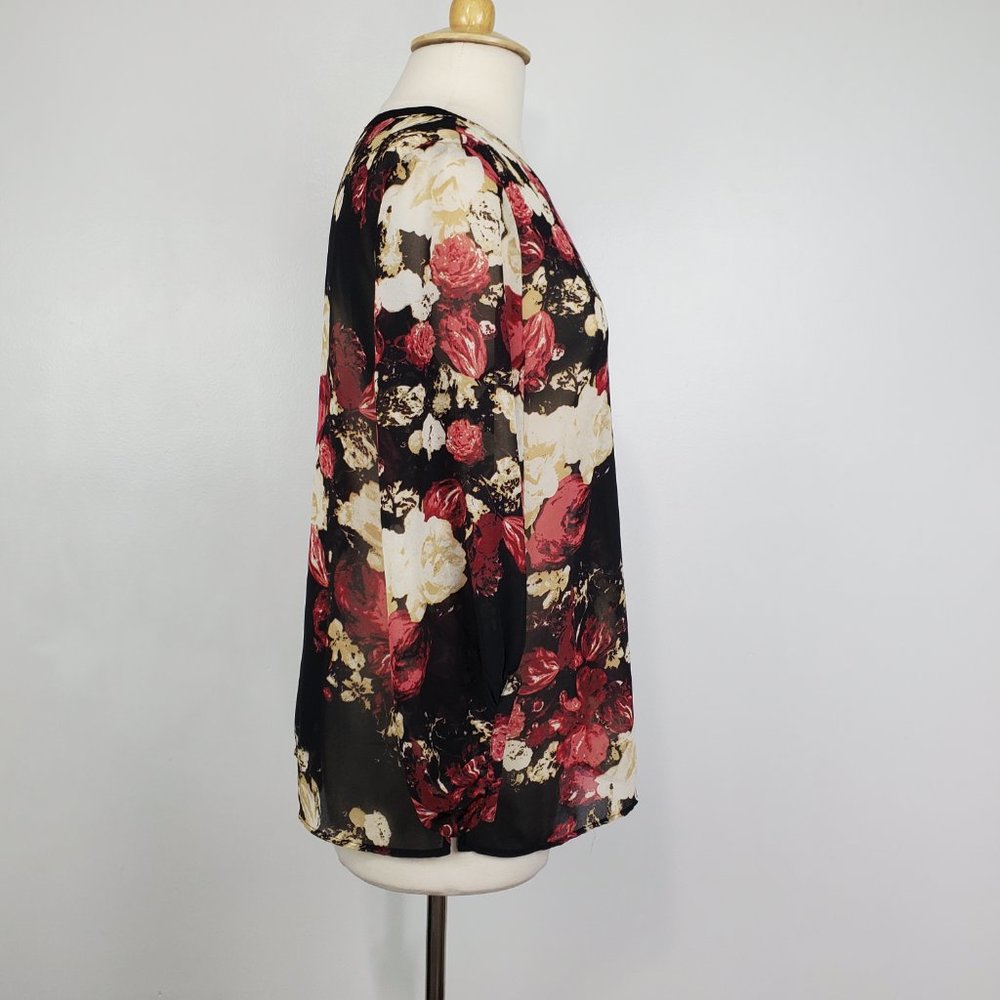 LOFT Outlet Sheer to Semi-Sheer Floral Feminine Button Up Top Blouse Size M - Picture 5 of 11